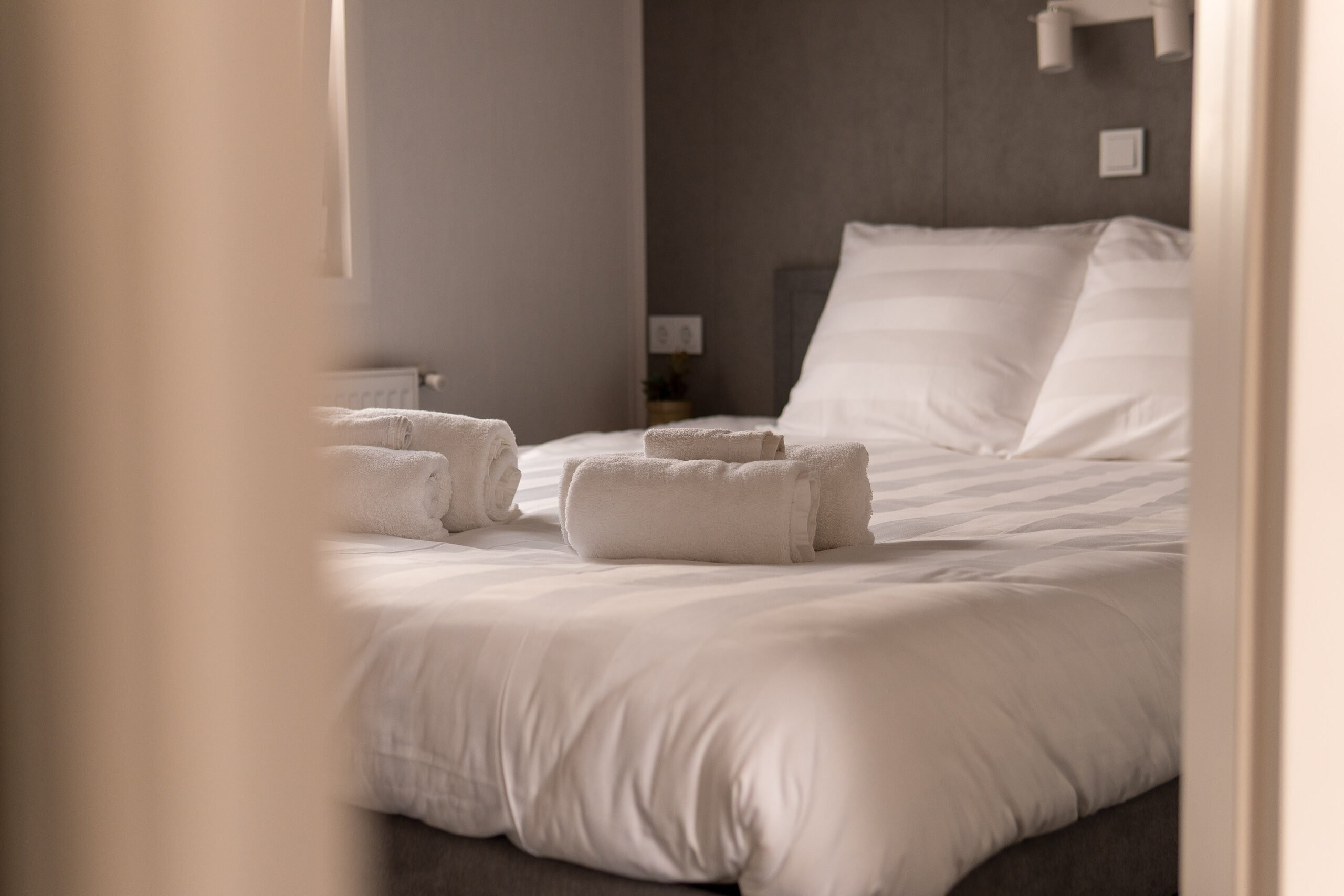 Slaapkamer tweepersoons bed chalet 72 h